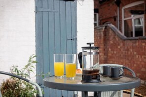 Outdoor dining - Charming Central Leicester 4 Bed Accommodation (Leicester)