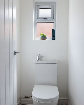 Hair dryer, towels, soap, shampoo - Charming Central Leicester 4 Bed Accommodation (Leicester)