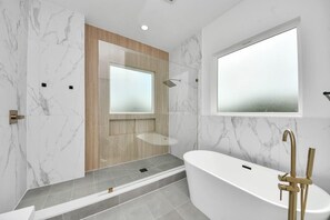 Shower, hair dryer, towels, toilet paper - Alice Grove! (Houston)