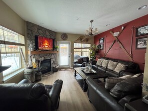 Älytelevisio, takka, pöytätennispöytä, kirjoja