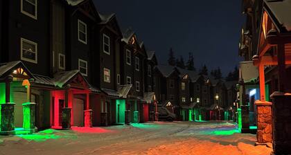 Mt Hood Collins Lake Resort newly remodeled Townhouse across from pool & Spas