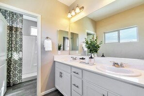Shower, hair dryer, towels, soap - Spacious 3BR/Loft house in marvelous Northwest Tucson with 2 car garage (Tucson)