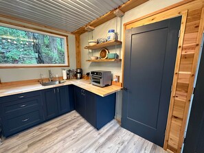 Fridge, microwave, oven, stovetop - Thetis Island Getaway (Thetis Island)