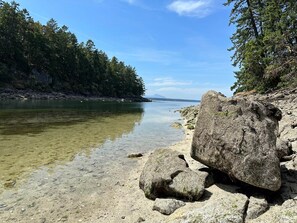 Sur la plage, chaise longue, serviettes de plage