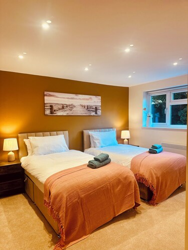 Beautiful 2 bedroom apartment in fantastic central location close to High Street