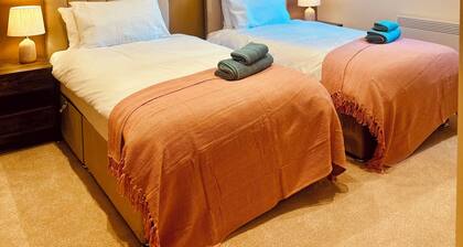 Beautiful 2 bedroom apartment in fantastic central location close to High Street