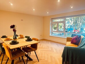 Dining - Beautiful 2 bedroom apartment in fantastic central location close to High Street (Sutton)