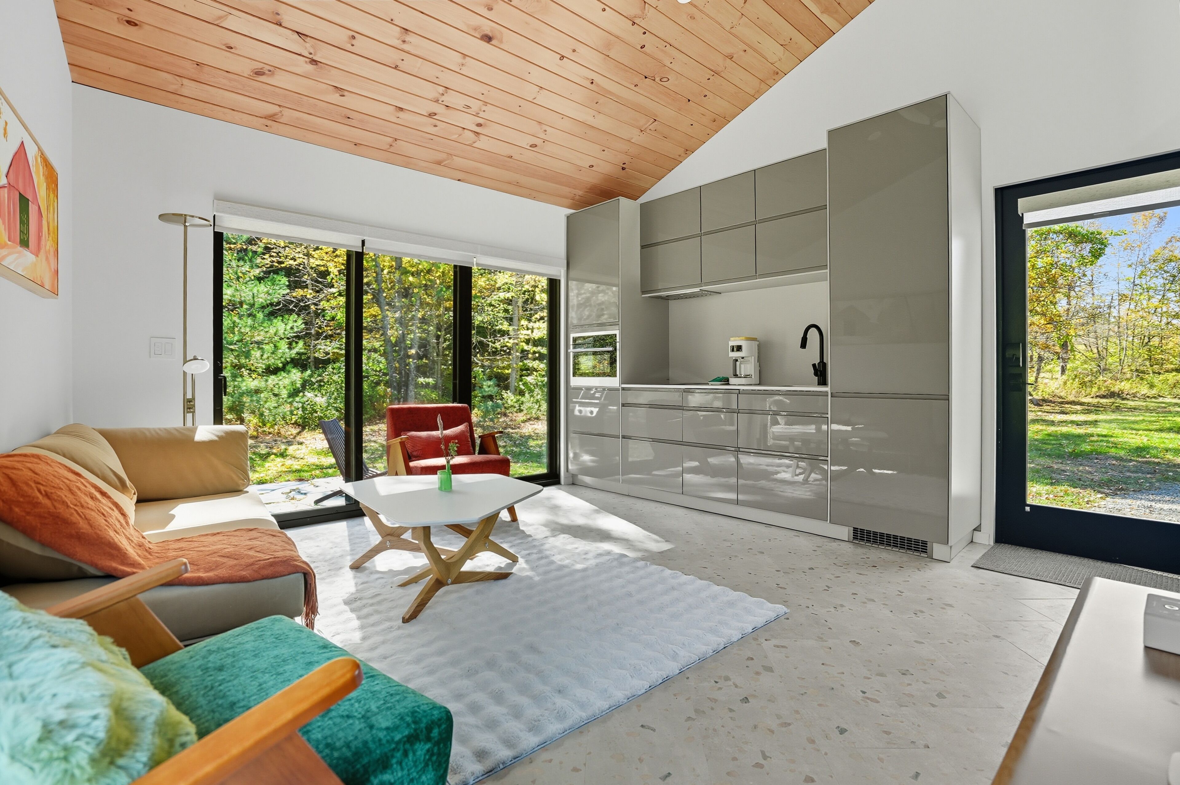 Smart TV, fireplace, stereo