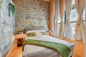 6 makuuhuonetta, työpöytä, silitysrauta/-lauta, vauvan matkasänky