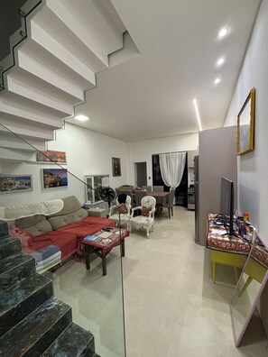TV - Beautiful new house in the center of Bombinhas, 700 meters from the beaches of Bombinhas and the 4 Islands. (Bombinhas)