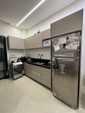 Microwave, oven, stovetop - Beautiful new house in the center of Bombinhas, 700 meters from the beaches of Bombinhas and the 4 Islands. (Bombinhas)