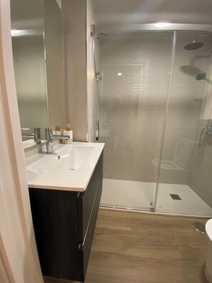 舒適公寓, 城市景 | 浴室