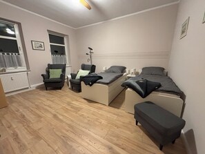 1 bedroom, WiFi, bed sheets - FeWo JW Altentreptow - Cozy & central (Altentreptow)