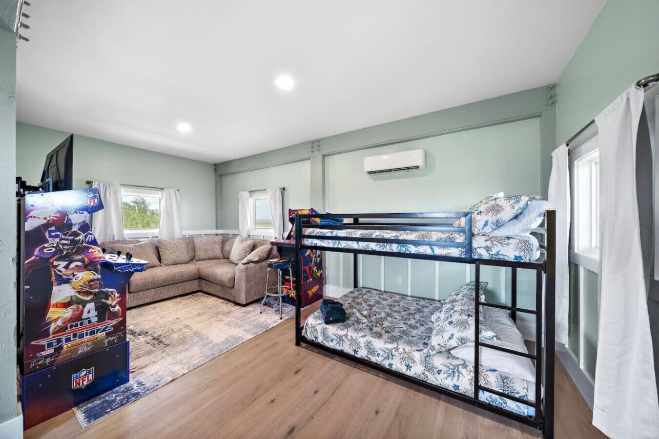 5 soverom, skrivebord, strykejern/-brett og reiseseng for barn