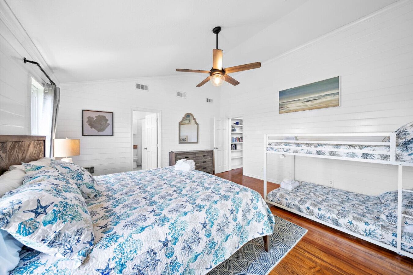 5 bedrooms, desk, iron/ironing board, travel cot