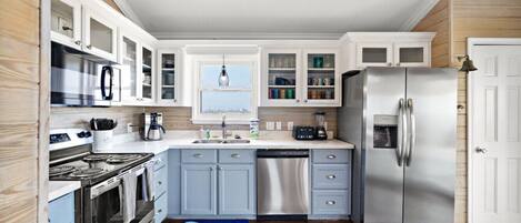 ثلاجة، ميكروويف، فرن، موقد طهي مسطح