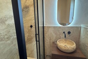 Bruser, hårtørrer, håndklæder, Sæbe