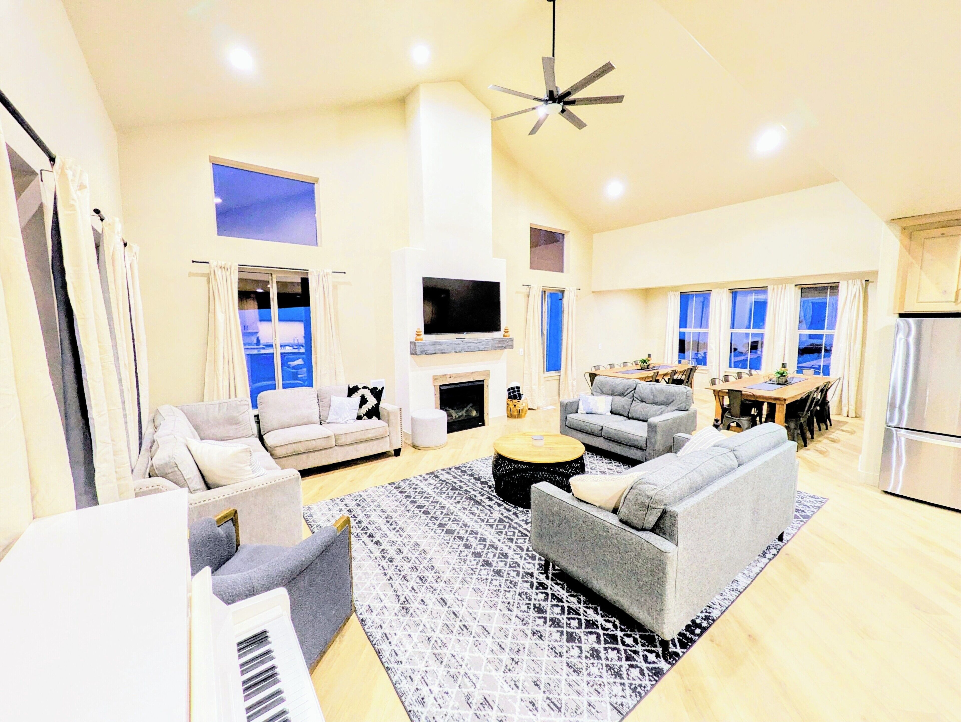 Smart TV, fireplace, stereo