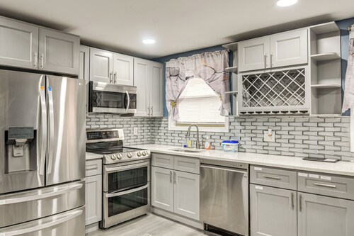 Pet Friendly! NW Philly Rowhouse w/ Fenced Yard!