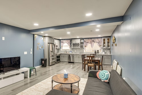 Pet Friendly! NW Philly Rowhouse w/ Fenced Yard!