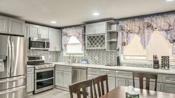 Fridge, microwave, stovetop, dishwasher