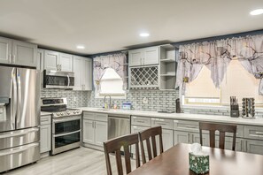 Fridge, microwave, stovetop, dishwasher