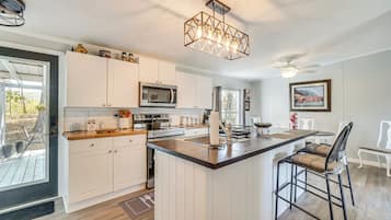 Een koelkast, een microgolfoven, een kookplaat, een vaatwasser