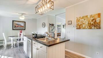 Een koelkast, een microgolfoven, een kookplaat, een vaatwasser