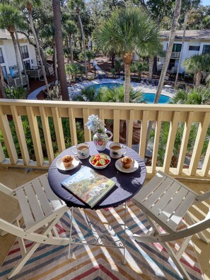 Outdoor dining - MyStay at 3070 Seascape | 3-BR @ Pool, Near Beach in S. Forest, Close to Coligny! (Hilton Head Island)