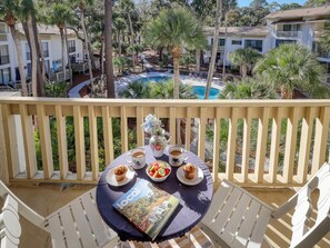 Outdoor dining - MyStay at 3070 Seascape | 3-BR @ Pool, Near Beach in S. Forest, Close to Coligny! (Hilton Head Island)