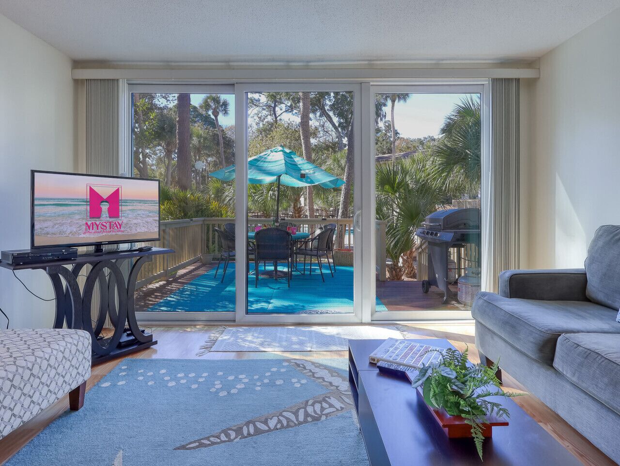 Een televisie en boeken