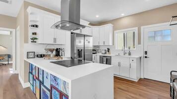 Frigorífico, microondas, horno y placa de cocina