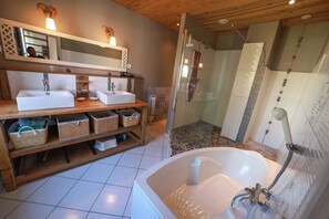 Secador de cabelo, toalhas de banho, papel higiênico 