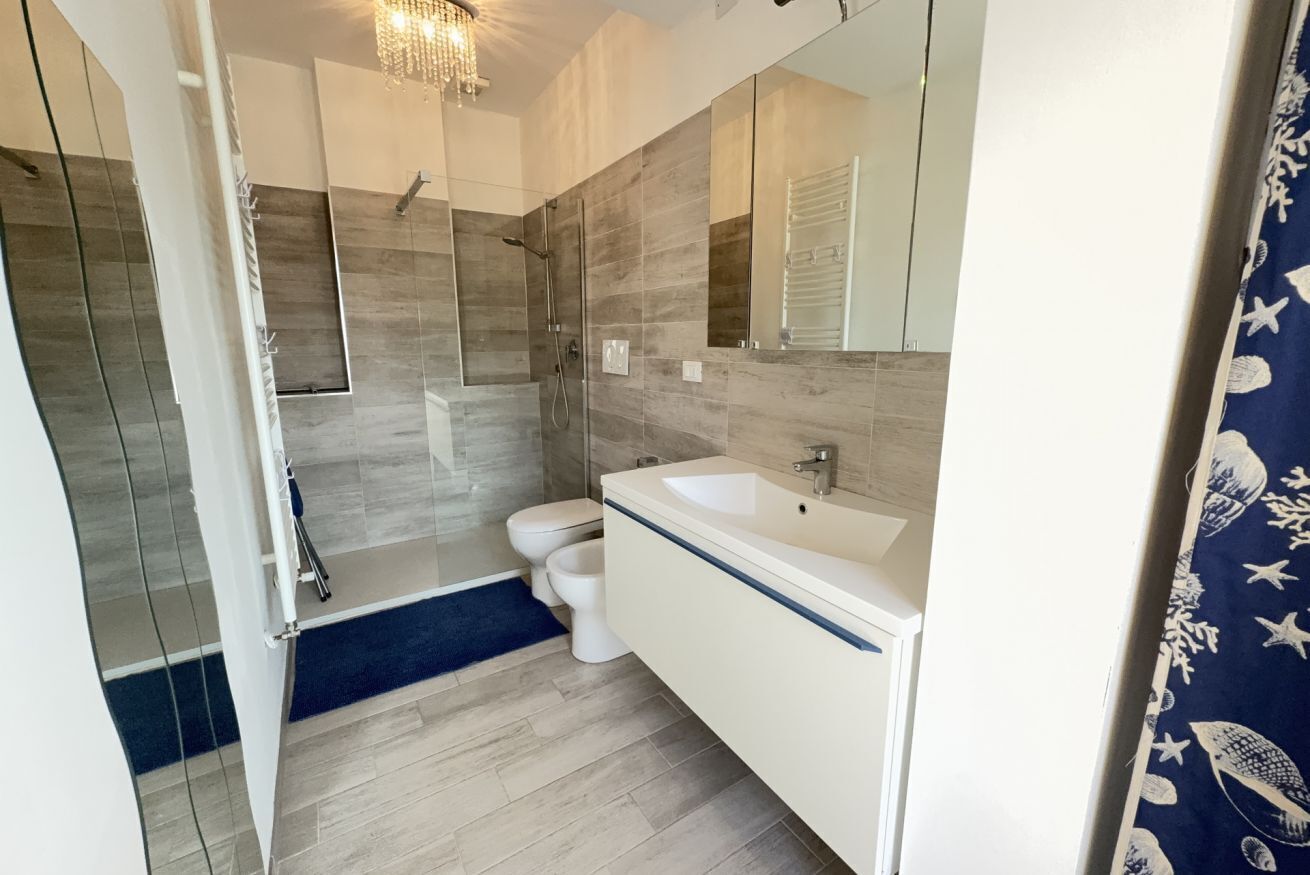 Douche, bidet, serviettes fournies