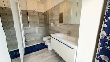 Douche, bidet, serviettes fournies