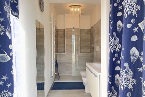 Een douche, een bidet, handdoeken