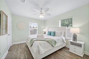 5 عدّة غرف نوم ومكتب ومكواة/لوح كي وسرير سفر