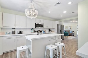 ثلاجة، ميكروويف، فرن، موقد طهي مسطح