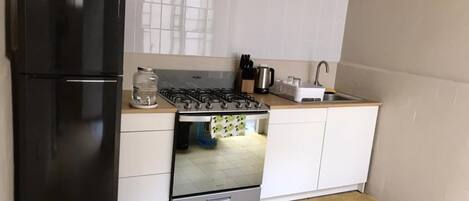 Een koelkast, een microgolfoven, een oven, een vaatwasser