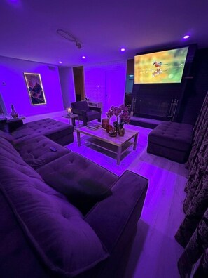 Smart TV, fireplace - Hines Villa in Wisconsin Dells (Wisconsin Dells)