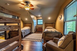 10 slaapkamers, een strijkplank/strijkijzer, wifi, beddengoed