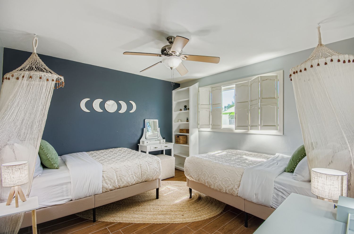 5 bedrooms, desk, iron/ironing board, travel crib