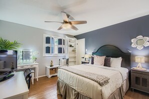 5 quartos, escrivaninha, ferros/tábuas de passar roupa, berço de viagem