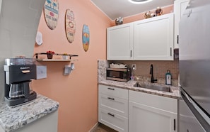 Private kitchen - Cherie’s Cozy Oceanside Condo-3 Pools-Sapphire (St Thomas)