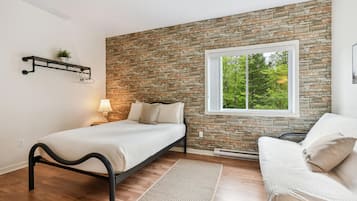 9 bedrooms, iron/ironing board, WiFi, bed sheets