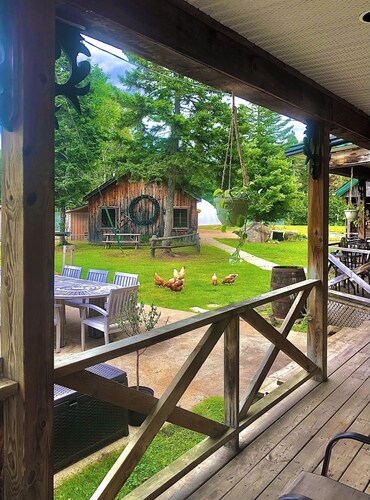 Domaine Alpinea adossé aux sentiers, lacs, plage et rivières.

www.alpinea.ca