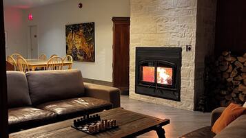 Télévision, cheminée