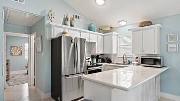 Een koelkast, een microgolfoven, een oven, een kookplaat