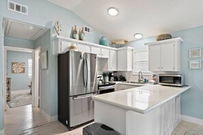 Køleskab, mikrobølgeovn, ovn, kogeplade