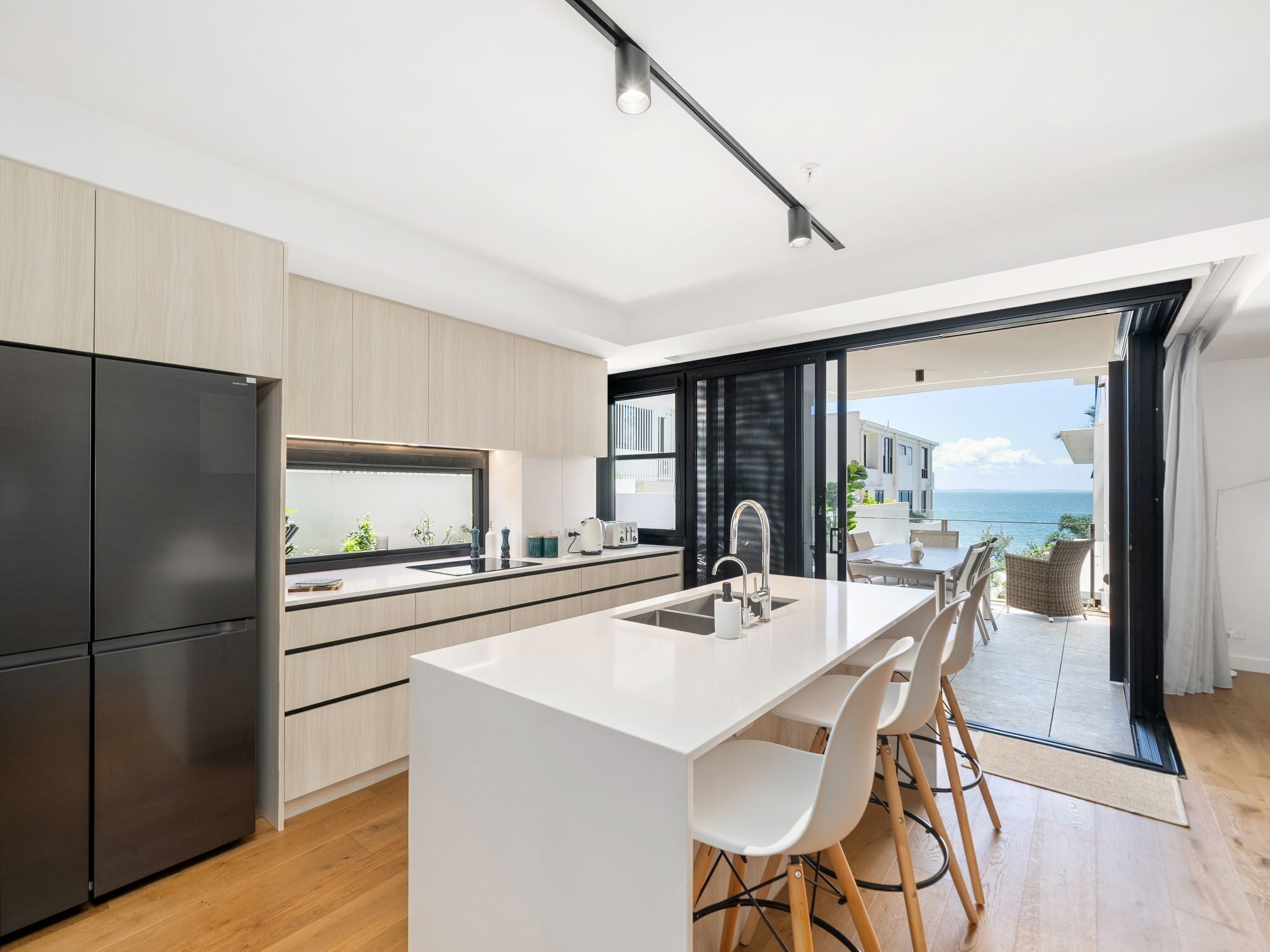 Microondas, parrilla de estufa y lavavajillas 